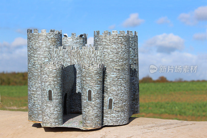 自制的纸板城堡/中世纪模型城堡，有城垛，炮塔，垛口
